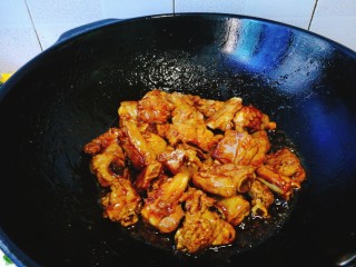 14、家常菜+红烧排骨,保持小火，继续翻炒均匀。