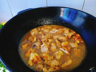 15、家常菜+红烧排骨,注入适量清水。