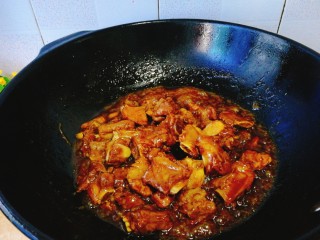 17、家常菜+红烧排骨,慢慢收汁，不断翻炒，直至完全上色均匀即可。