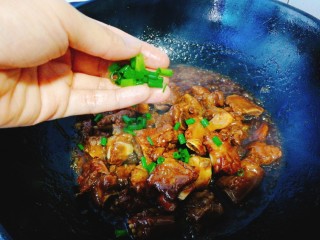 18、家常菜+红烧排骨,最后加入葱花即可出锅。