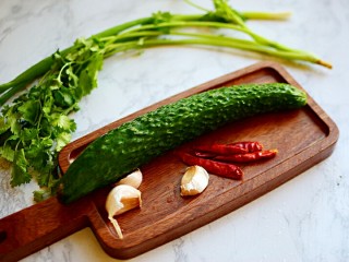 1、凉拌黄瓜,准备食材