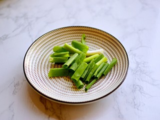 3、凉拌黄瓜,葱洗净切段