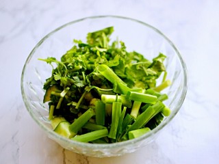 8、凉拌黄瓜,再加入葱段