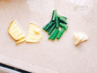 4、糖醋藕片（爱吃醋人士首选）,小葱、姜切段，蒜切片状。