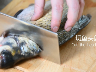 1、谁说厨神才会做,2分钟学会这道花开富贵鱼,去除内脏后洗净,切去鱼头鱼尾