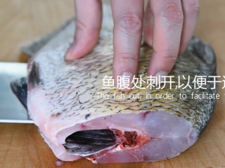 2、谁说厨神才会做,2分钟学会这道花开富贵鱼,鱼腹处刺开,以便于造型