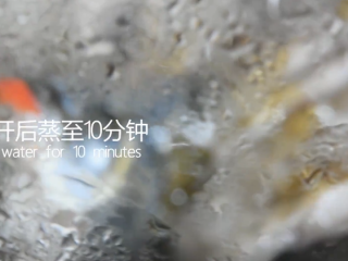 14、谁说厨神才会做,2分钟学会这道花开富贵鱼,水开后移入蒸锅,蒸至10分钟鱼眼突出