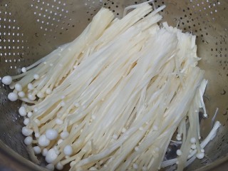 3、番茄肥牛金针菇,金针菇去根，洗干净撕开