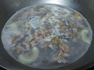 6、番茄肥牛金针菇,水开后下肥牛卷。汆烫一下，去腥去浮沫