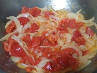 7、番茄肥牛金针菇,另起锅，倒入油，炒香姜丝蒜片，再把洋葱炒出香味，倒入西红柿