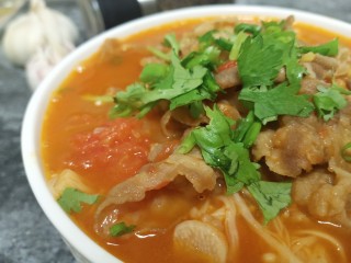 13、番茄肥牛金针菇,出锅后撒上香菜和葱花即可