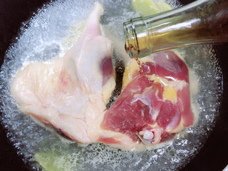 2、老鸭粉丝汤,锅中烧开水，放入鸭腿、放入生姜、料酒，煮一下鸭腿。