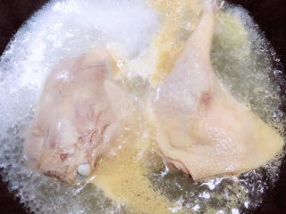 3、老鸭粉丝汤,鸭腿煮去血水，捞出洗净备用。