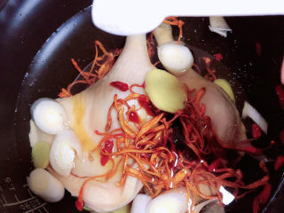 5、老鸭粉丝汤,放入1000ml水。