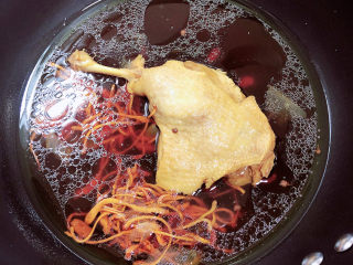 10、老鸭粉丝汤,将鸭腿、鸭汤的2/3倒入锅中。