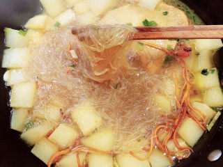 14、老鸭粉丝汤,粉丝炖煮3分钟，可以关火了。