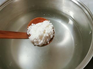 7、紫薯燕麦粥,汤锅注入清水  烧开 放入粥米