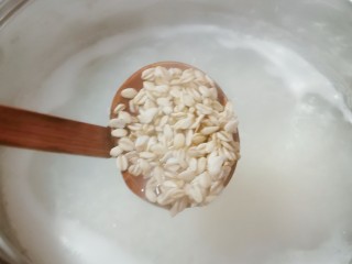 9、紫薯燕麦粥,放入泡好的麦片