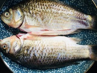 1、鲫鱼汤,买回来的鲫鱼清洗干净备用