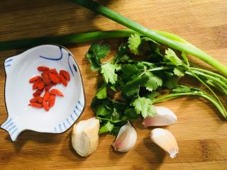 2、鲫鱼汤,准备葱姜蒜香菜和枸杞