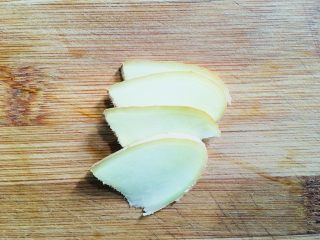 3、鲫鱼汤,姜洗净切片