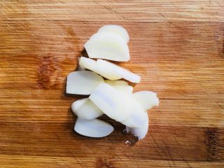 4、鲫鱼汤,蒜洗净切片