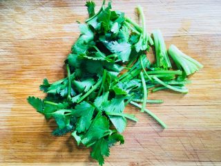 5、鲫鱼汤,香菜洗净切成小段