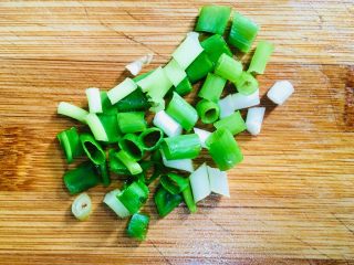 6、鲫鱼汤,葱洗净切成葱花