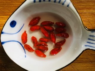 7、鲫鱼汤,枸杞洗净备用