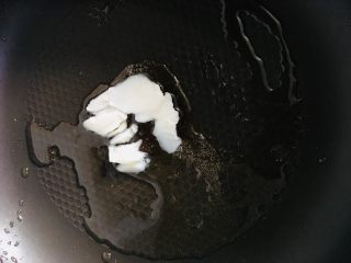 8、鲫鱼汤,锅烧热放入一块猪油