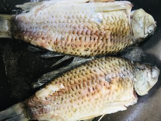 11、鲫鱼汤,煎至两面金黄