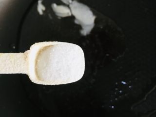 9、鲫鱼汤,放入适量的盐