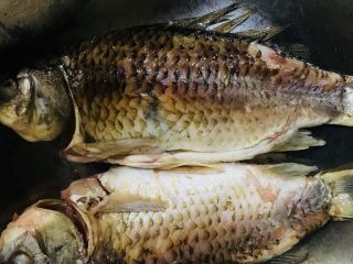 12、鲫鱼汤,盛出放入做汤的锅里