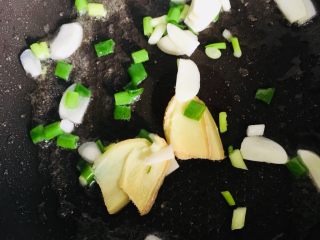 13、鲫鱼汤,煎鱼的锅里放入葱姜蒜爆香