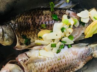 14、鲫鱼汤,爆香的葱姜蒜一同放入做鱼汤的锅里