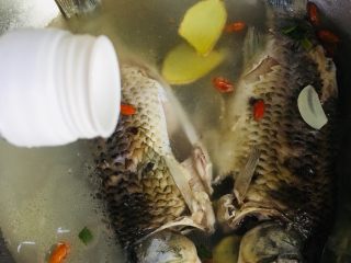 17、鲫鱼汤,再滴几滴料酒去腥