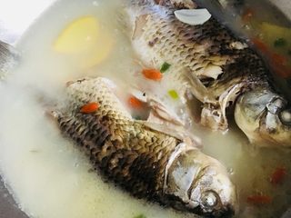 20、鲫鱼汤,时间到了，鱼汤变白了