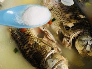 21、鲫鱼汤,调入适量的盐
