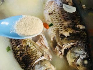 22、鲫鱼汤,白胡椒粉