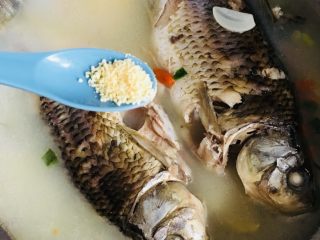 23、鲫鱼汤,鸡精拌匀后再次烧开即可
