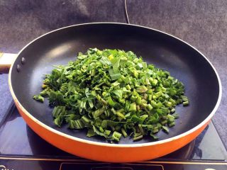 3、酸菜炒肉末～附上酸菜制作方法！,准备一个干净无油的锅。忘记说了，前面切菜用的菜板与刀也要求不要沾油，这个简单酸菜制作方法是不能沾油，否则前功尽弃了。