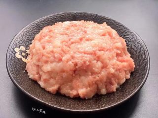 8、酸菜炒肉末～附上酸菜制作方法！,猪肉剁成肉糜，放2勺料酒腌制10分钟。