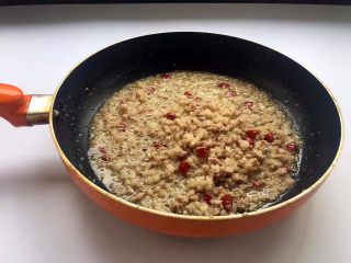 10、酸菜炒肉末～附上酸菜制作方法！,腌制好的肉糜倒入锅中，煸炒片刻，把猪肉中的肥油煸炒逼出来。