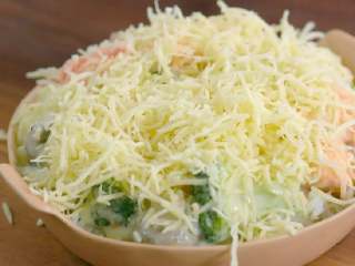 15、奶油炖菜,做成焗饭也很简单，烤碗中铺一层米饭，米饭上铺一层炖菜，再来一层厚厚的芝士