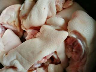 1、猪蹄黄豆汤,准备新鲜猪蹄一只,切块待用。