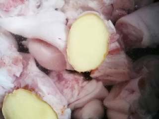 3、猪蹄黄豆汤,猪蹄冲洗后加姜片料酒放在锅里焯水。