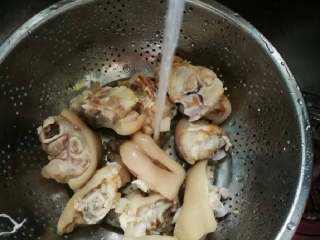 4、猪蹄黄豆汤,焯水后再次冲洗干净待用。