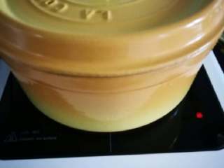 6、猪蹄黄豆汤,我用米技炉烧的,开9档烧开,用煤气的话一样,大火烧开。