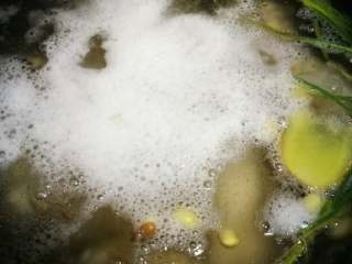 7、猪蹄黄豆汤,烧开后转小火慢炖。