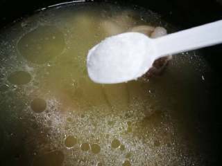 8、猪蹄黄豆汤,大约炖了两三小时猪蹄汤已浓稠,猪蹄已炖酥时,加适量盐。